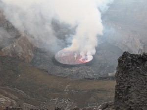il cratere e la lava appena arrivati in cima