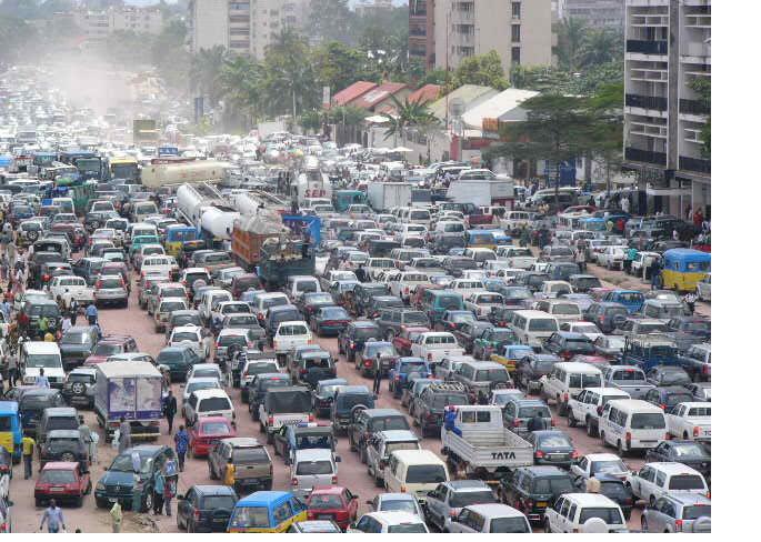 Un po' di traffico sulla principale arteria di Kinshasa
